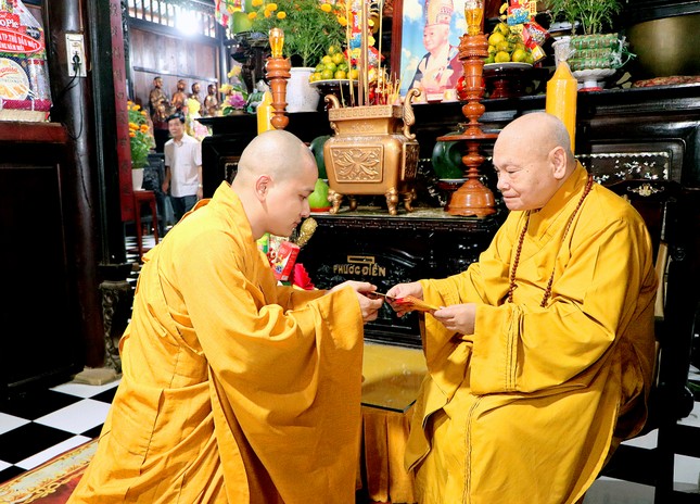 Hòa thượng Chủ tịch Hội đồng Trị sự phát lộc đầu năm