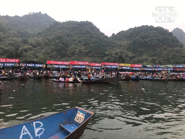 Bến Yến tấp nập người