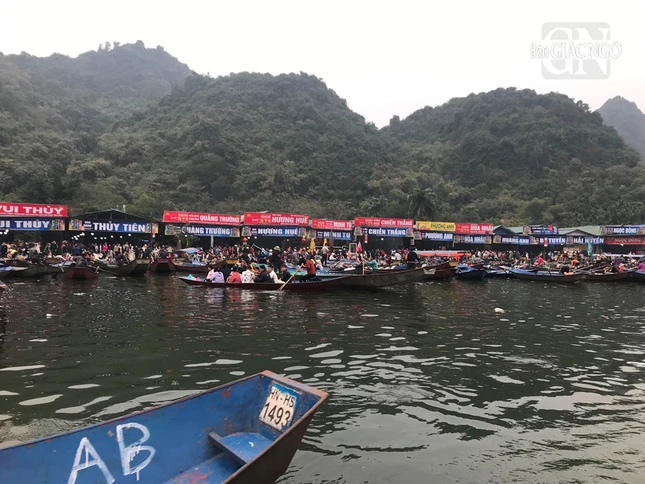 Bến Yến tấp nập người