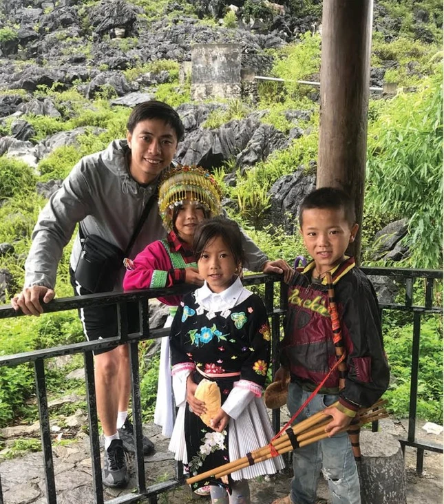 Nguyễn Trường Sơn với trải nghiệm đi bộ xuyên Việt thú vị - Ảnh: NVCC