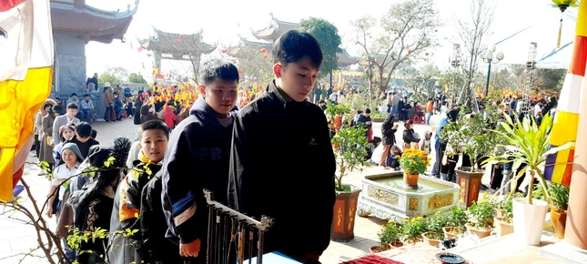 Các em học sinh xếp hàng ngay ngắn chờ đến lượt được tặng chữ đầu xuân Các em học sinh xếp hàng ngay ngắn chờ đến lượt được tặng chữ đầu xuân