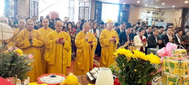 Dâng hương, niệm Phật, cử hành nghi lễ khai bút, cầu trí tuệ