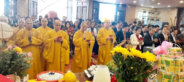 Dâng hương, niệm Phật, cử hành nghi lễ khai bút, cầu trí tuệ Dâng hương, niệm Phật, cử hành nghi lễ khai bút, cầu trí tuệ