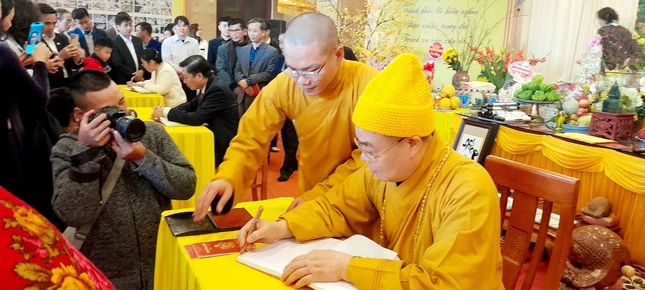 Hòa thượng Thích Thanh Nhiễu khai bút đầu xuân Hòa thượng Thích Thanh Nhiễu khai bút đầu xuân