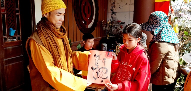 Tặng chữ đến các em học sinh và du khách