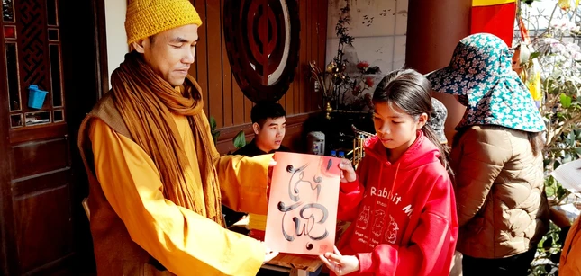 Tặng chữ đến các em học sinh và du khách Tặng chữ đến các em học sinh và du khách