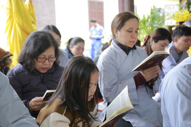 Phật tử trì tụng kinh Dược Sư