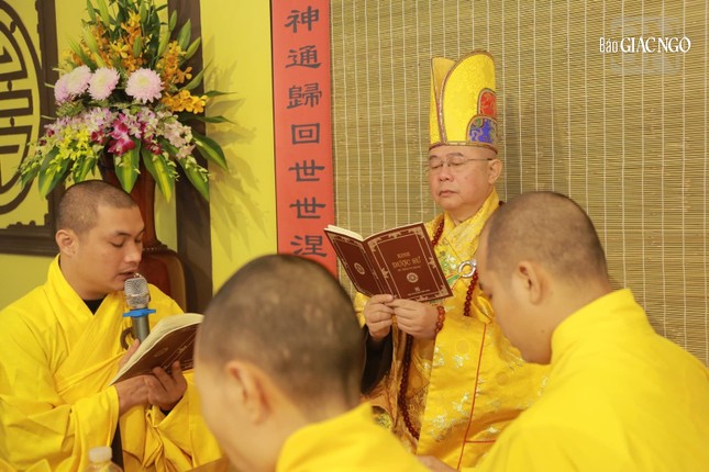 Thượng tọa Thích Thường Chiếu sám chủ đệ tam đàn trì tụng kinh Dược Sư