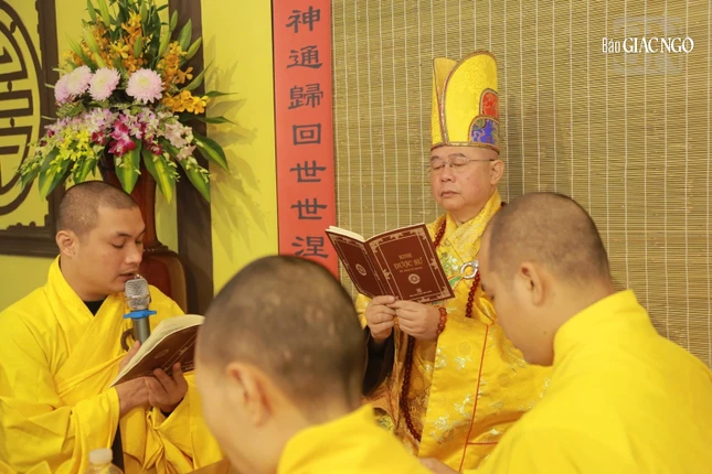 Thượng tọa Thích Thường Chiếu sám chủ đệ tam đàn trì tụng kinh Dược Sư