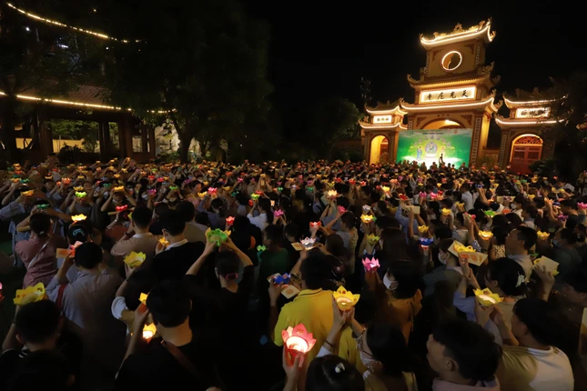 Thắp hoa đăng cầu nguyện