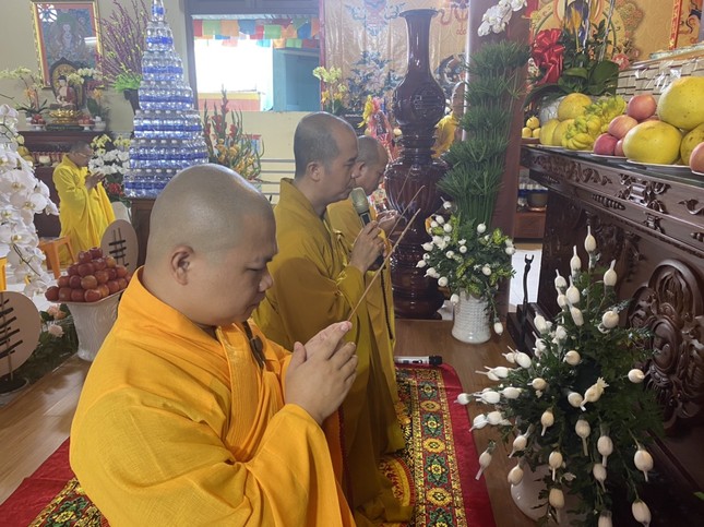 Chư tôn đức niêm hương bạch Phật