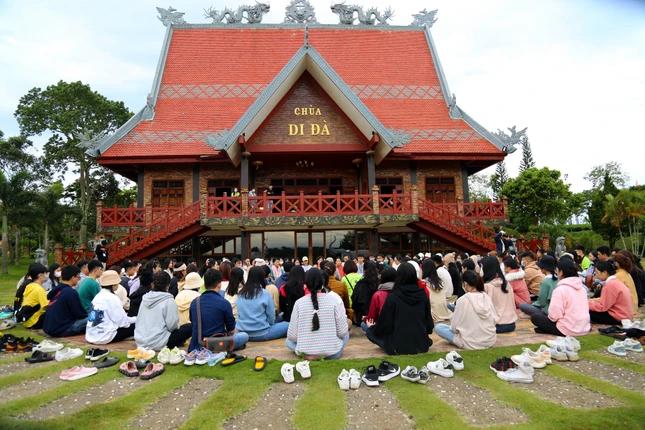 Tọa thiền tại chùa A Di Đà