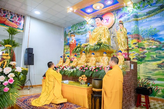 Niêm hương bạch Phật