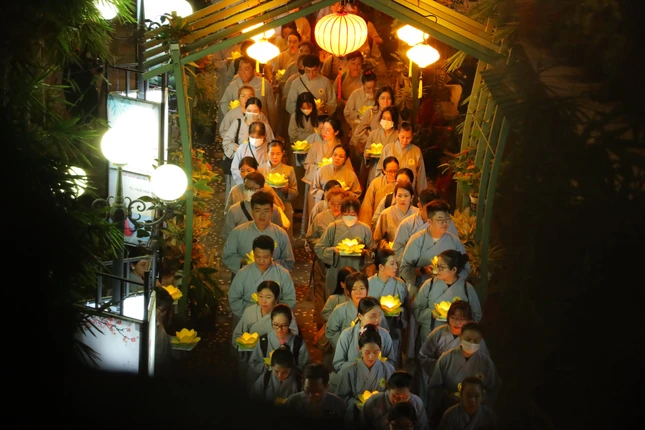 Cùng nhau thắp lên ánh sáng từ bi, trí tuệ