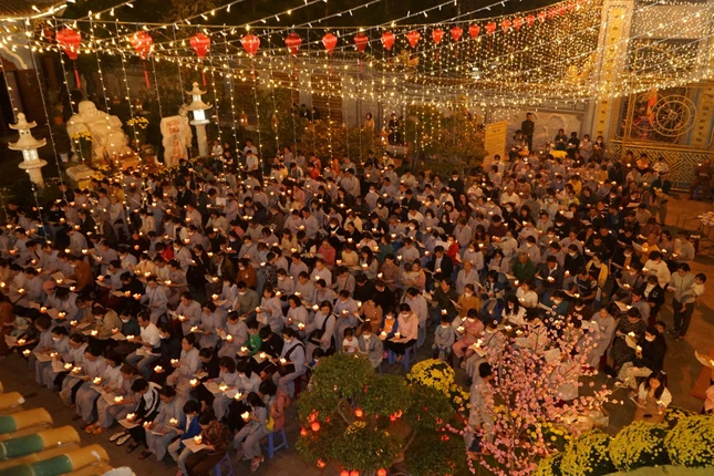 Thắp hoa đăng cầu nguyện