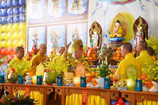 Thượng tọa sám chủ sái tịnh đàn tràng Thượng tọa sám chủ sái tịnh đàn tràng