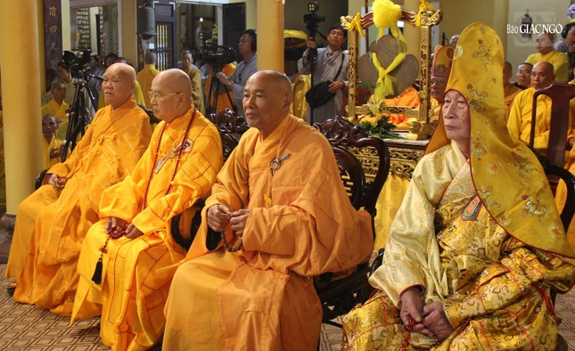 Chư tôn giáo phẩm chứng minh