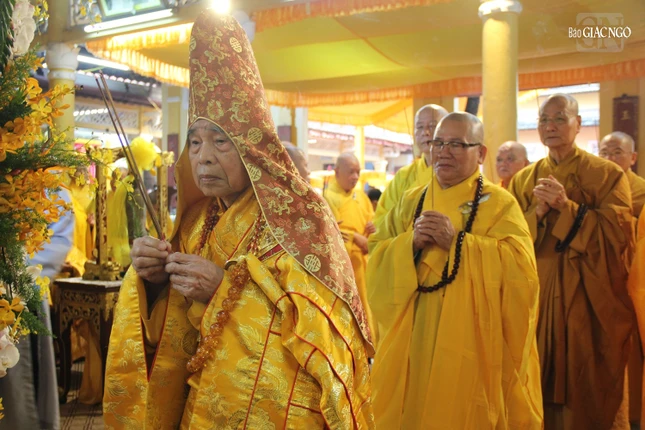 Chư tôn giáo phẩm dâng hương cầu nguyện