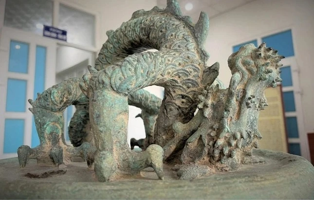 Phần quai chuông có hình dáng một con rồng uy lực