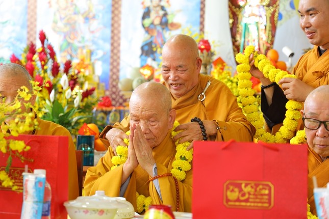 Hòa thượng viện chủ chùa Phước Ân dâng hoa khánh tuế chư tôn giáo phẩm chứng minh