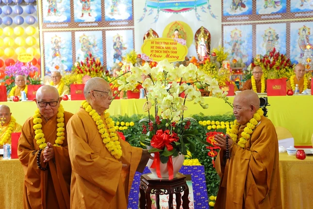 Hòa thượng Thích Minh Trí, viện chủ chùa Phước Ân hoan hỷ nhận hoa chúc mừng khánh thọ