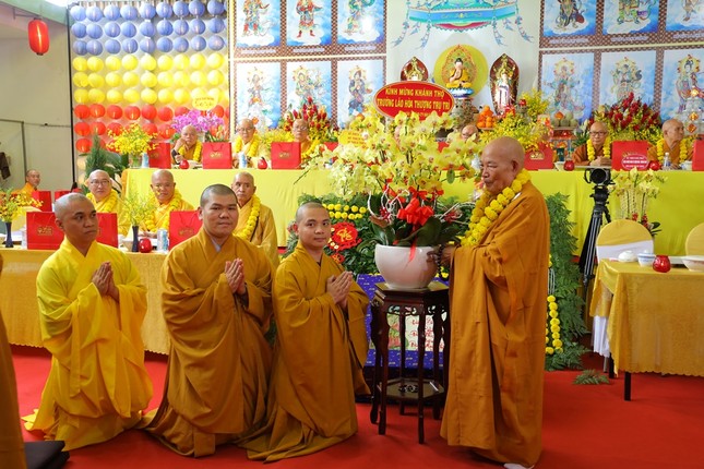 Đại diện Câu lạc bộ Phóng viên Báo Giác Ngộ dâng hoa mừng khánh thọ Hòa thượng viện chủ chùa Phước Ân