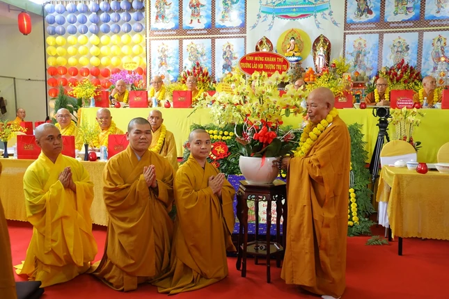 Đại diện Câu lạc bộ Phóng viên Báo Giác Ngộ dâng hoa mừng khánh thọ Hòa thượng viện chủ chùa Phước Ân