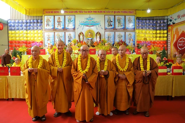 Chư tôn giáo phẩm chụp ảnh lưu niệm