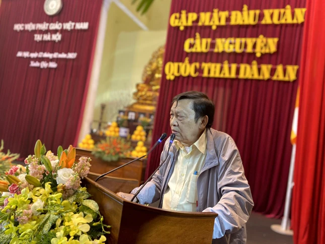 Giáo sư Lương Gia Tĩnh báo cáo về công tác bảo trợ học đường năm 2022 Giáo sư Lương Gia Tĩnh báo cáo về công tác bảo trợ học đường năm 2022