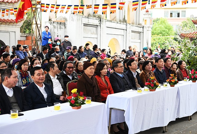 Các đại biểu, nhân dân trong vùng tham dự lễ khai mạc - Ảnh: Phúc Thịnh