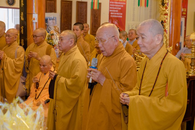 Chư tôn đức niêm hương tưởng niệm