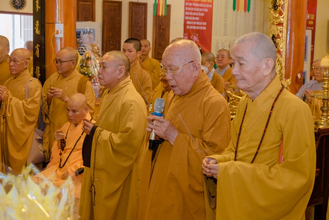 Chư tôn đức niêm hương tưởng niệm Chư tôn đức niêm hương tưởng niệm