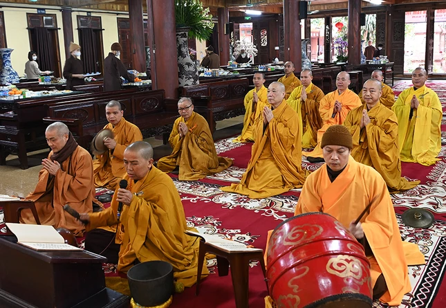 Chư tôn đức đồng tụng thời kinh cầu nguyện