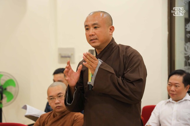 Đại đức Thích Đức Hòa, cộng tác viên của Ban Thông tin - Truyền thông GHPGVN tỉnh Bình Thuận trao đổi về cộng tác bài, tin