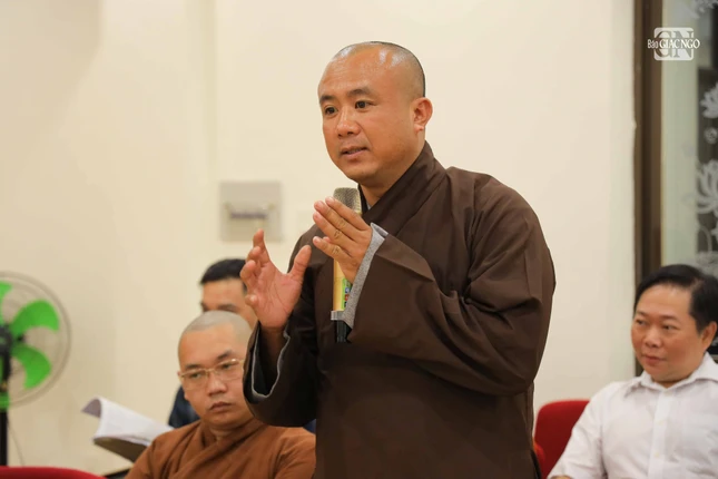 Đại đức Thích Đức Hòa, cộng tác viên của Ban Thông tin - Truyền thông GHPGVN tỉnh Bình Thuận trao đổi về cộng tác bài, tin