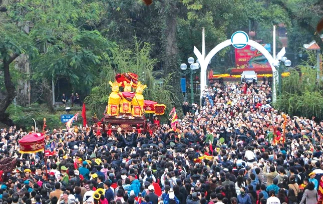 Dòng người dự lễ hội Đền Và (Sơn Tây) xuân Quý Mão - 2023