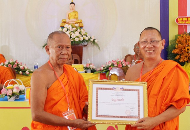 Thượng tọa Thạch Rây nhận Giấy khen