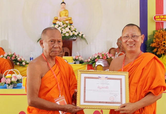 Thượng tọa Thạch Rây nhận Giấy khen