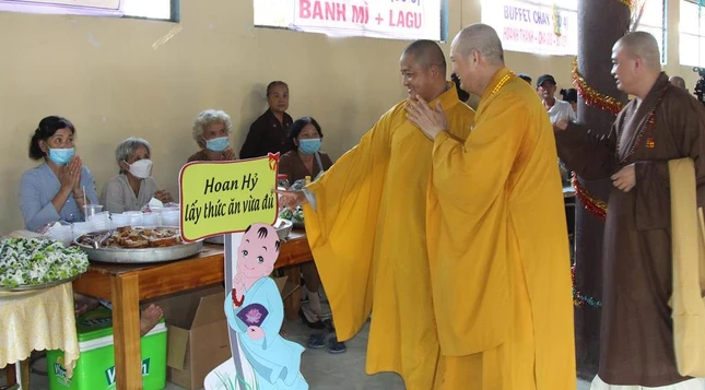 Chư tôn đức tham quan khu vực buffet chay dành cho Phật tử