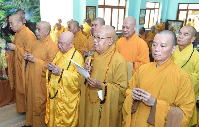 Chư tôn đức thắp hương tưởng niệm trước Giác linh đường