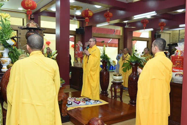 Ban Kinh sư thực hiện nghi thức cúng ngọ