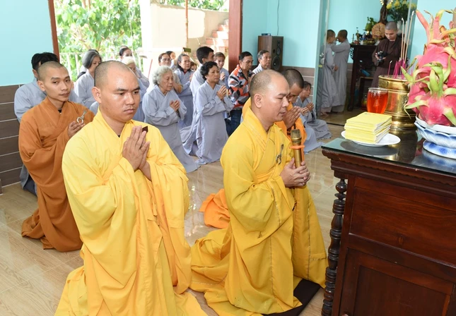 Đại đức Thích Vạn Mẫn dâng lời tác bạch cúng dường Đại đức Thích Vạn Mẫn dâng lời tác bạch cúng dường