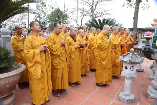 Dâng hương tưởng niệm trước bảo tháp