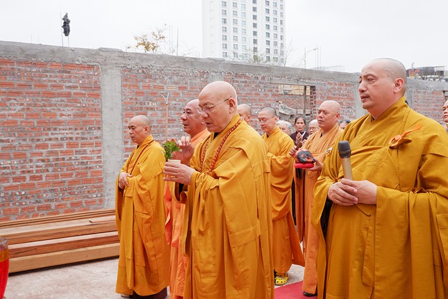 Hòa thượng Thích Quảng Tùng thực hiện nghi thức sái tịnh