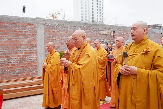 Hòa thượng Thích Quảng Tùng thực hiện nghi thức sái tịnh