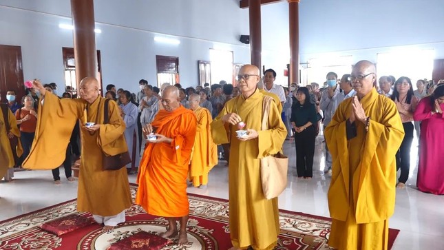 Chư tôn đức thực hiện nghi thức sái tịnh an vị Phật Chư tôn đức thực hiện nghi thức sái tịnh an vị Phật