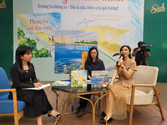 Bùi Tiểu Quyên (phải) giao lưu với bạn đọc tại Đường sách TP.HCM sáng 26-2