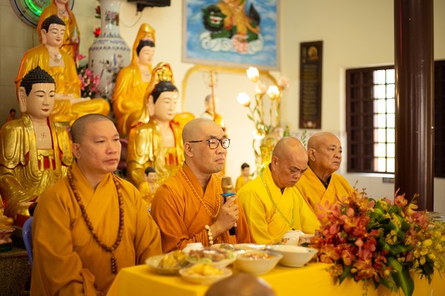 Thượng tọa Thích Quảng Lộc ban đạo từ