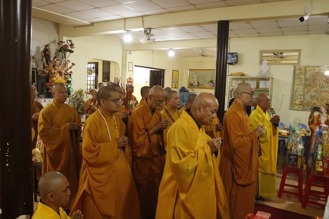 Chư tôn đức thắp hương tưởng niệm