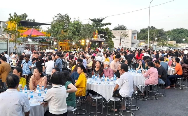 Đông đảo người dân, Phật tử tham dự chương trình